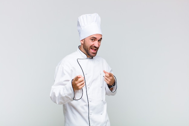 Careca se sentindo feliz, tranquilo, satisfeito, relaxado e bem-sucedido, apontando para frente, escolhendo você