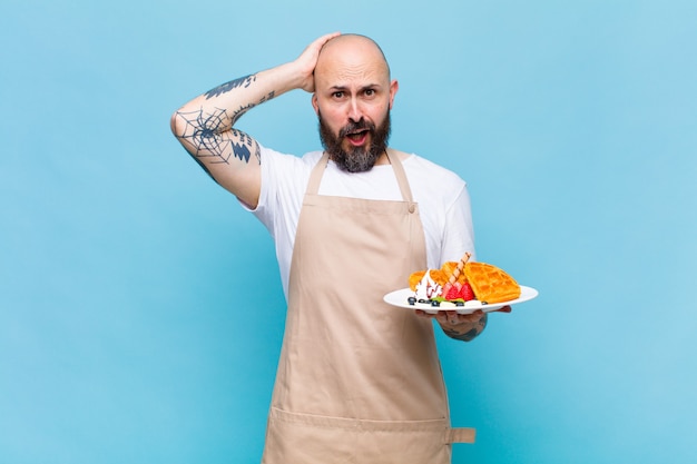 Careca sentindo-se estressado, preocupado, ansioso ou com medo, com as mãos na cabeça, entrando em pânico com o erro