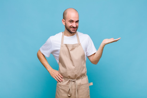 Careca sorrindo, sentindo-se confiante, bem-sucedida e feliz, mostrando conceito ou ideia no espaço da cópia ao lado