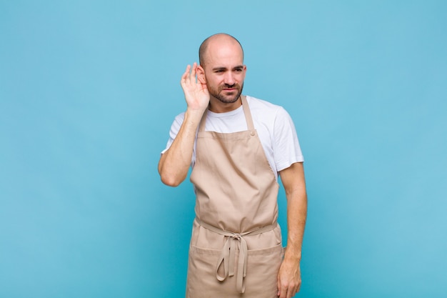 Careca tentando ouvir uma conversa secreta ou fofoca