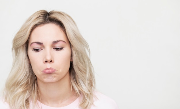 Caretas louras bonitas engraçadas da menina