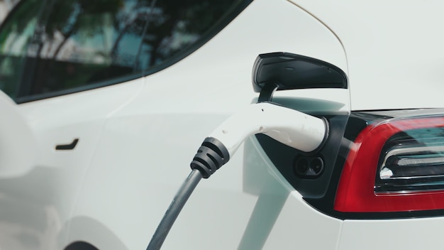 Carga de automóviles eléctricos en interiores de ciudades verdes y sostenibles