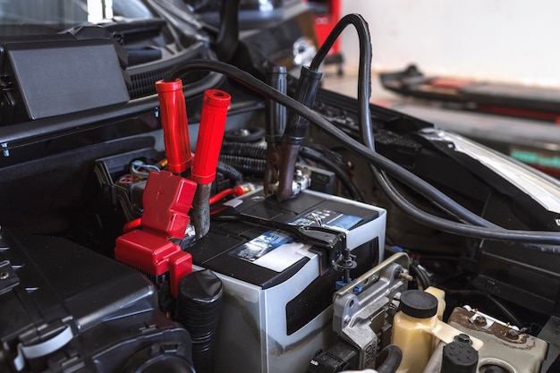 Carga de la batería del automóvil con electricidad a través de cables de puente