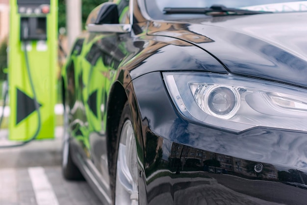 Carga de la batería del coche eléctrico en la estación de carga Gasolinera ecológica de nueva generación