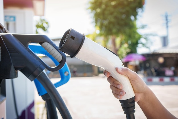 Foto carga de la batería del coche eléctrico en la estación de carga