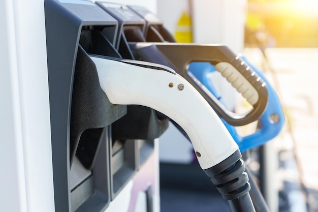 Foto carga de la batería del coche eléctrico en la estación de carga