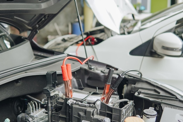 Carga de la batería descargada del automóvil por cables de arranque de refuerzo