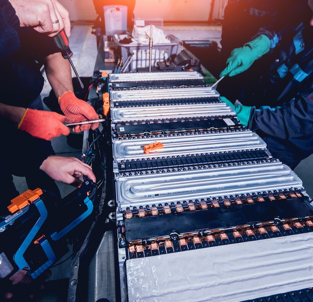 Foto carga de las baterías del motor eléctrico. desmontaje de la batería