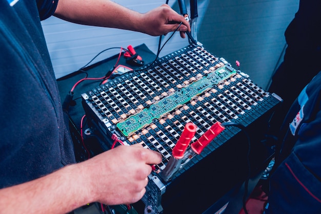 Foto carga de las baterías del motor eléctrico. desmontaje de la batería