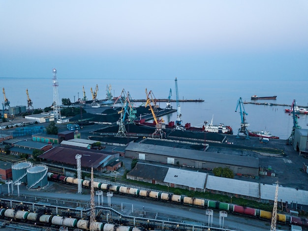 Foto carga de carbón en el buque en el atracadero del puerto