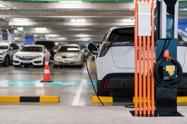 Carga de coches eléctricos en una estación de carga Transporte de la industria automotriz