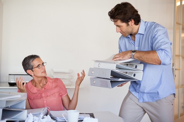 Foto carga de trabalho de empresária casual ficando maior e maior