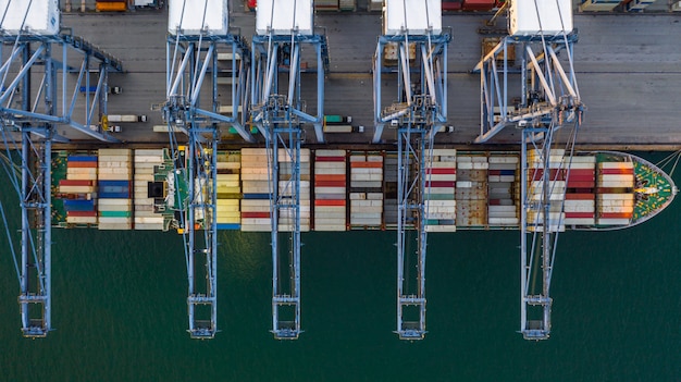 Carga y descarga de portacontenedores en el puerto de aguas profundas, vista aérea superior de importación y exportación de logística empresarial
