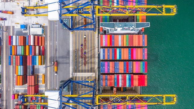 Foto carga y descarga de portacontenedores en el puerto de aguas profundas, vista aérea superior de importación y exportación de logística empresarial