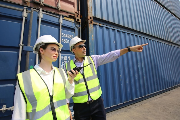 Foto carga del sitio de contenedores de envío en el almacenamiento del almacén portuario logístico para negocios de exportación e importación