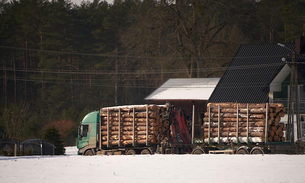 Carga de troncos en invierno Un camión maderero cargado