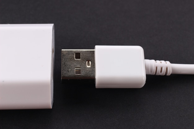 Carga USB blanca sobre un fondo oscuro