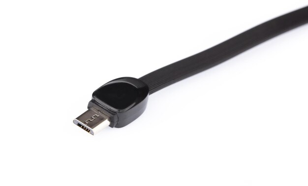 Cargador cable USB aislado sobre fondo blanco.