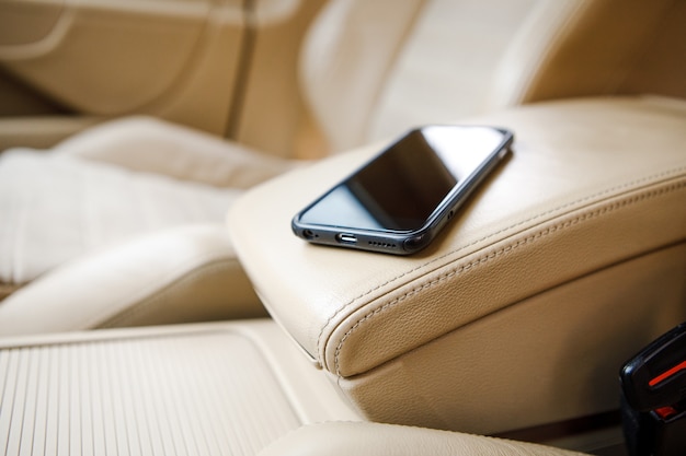 Cargador enchufe el teléfono en el coche. Enchufe el teléfono en el coche