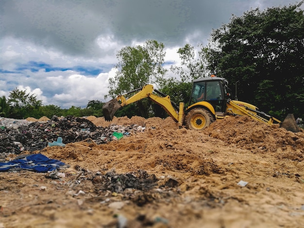 Foto el cargador de ruedas funciona cerca de la obra.