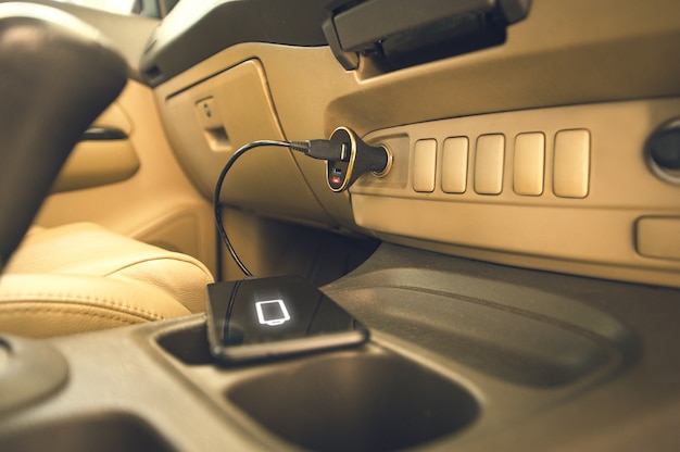 Cargador de teléfono en el coche