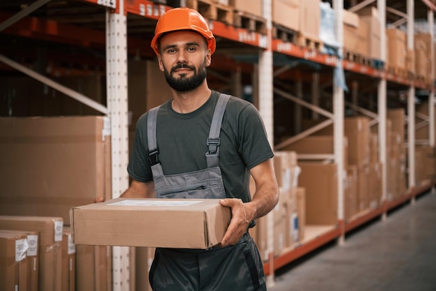 Cargando la caja Foreman está en el negocio de distribución de envío de almacén