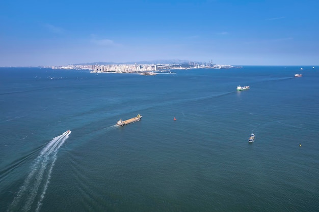 Carguero de la terminal portuaria y el horizonte de la ciudad