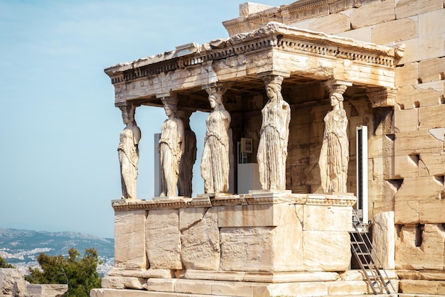 Cariátide Pórtico de Erecteion en la Acrópolis de Atenas Grecia