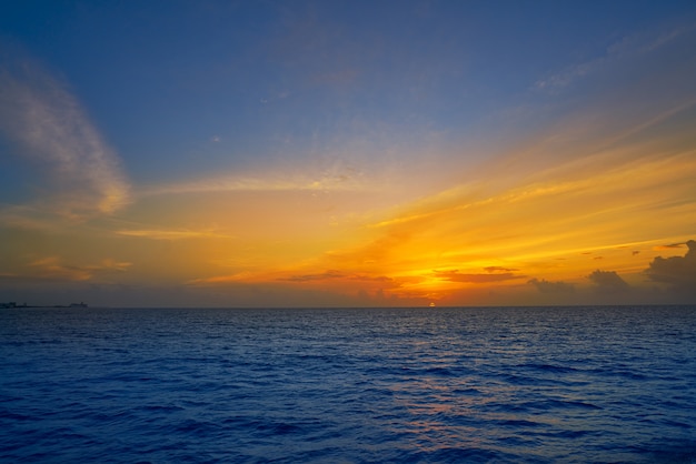 Caribe puesta de sol en el mar