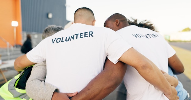 Caridade de reciclagem e um grupo de voluntários em um grupo juntos para a unidade de trabalho em equipe ou solidariedade Construção de equipe comunitária e sustentabilidade com pessoas de ONG abraçando em apoio a um projeto do Dia da Terra