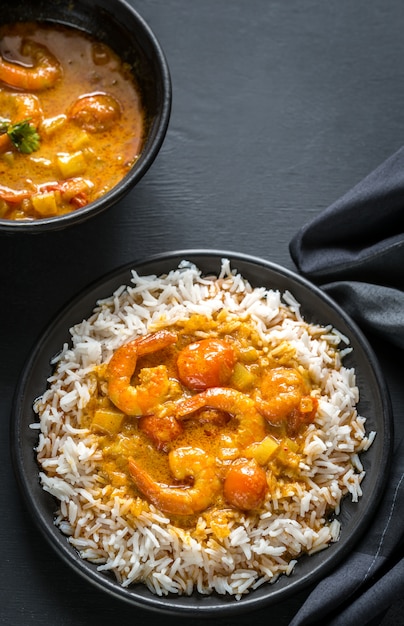 Caril amarelo tailandês com frutos do mar e arroz branco