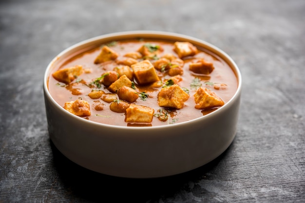 Caril Chole Paneer feito com grão de bico cozido com queijo cottage e especiarias. Receita popular do norte da Índia. servido em uma tigela ou travessa. Foco seletivo