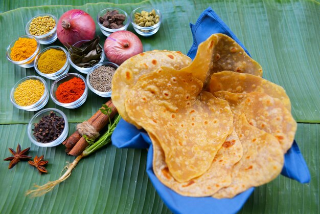 Caril de batata picante indiano ou aloo masala servido com roti ou chapati