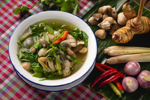 Caril de cogumelo de palha, comida local tailandesa Esan, Tailândia