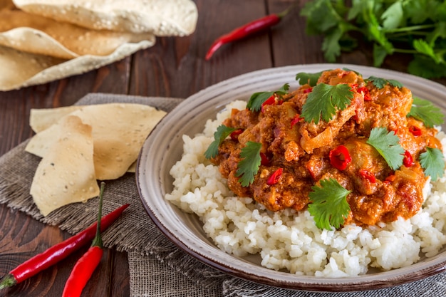 Caril de frango com arroz e coentro