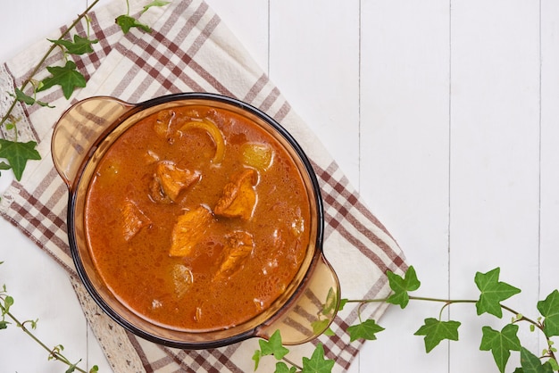 Caril de frango com especiarias em fundo de madeira