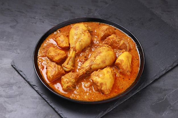 Caril de frango ou caril de frango masala Kerala usando coco frito de maneira tradicional