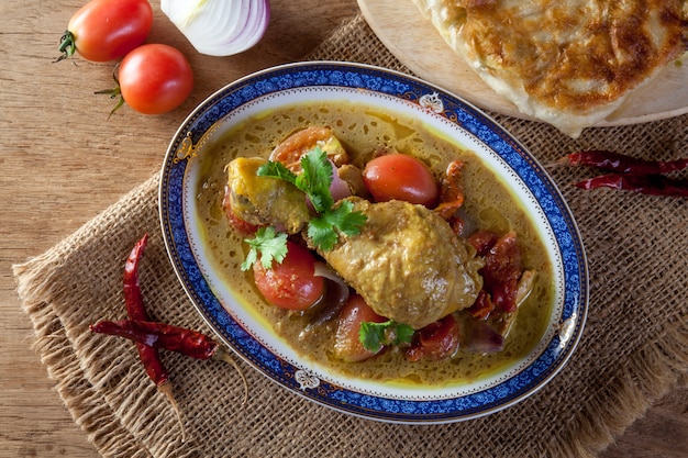 Foto caril de frango picante e roti