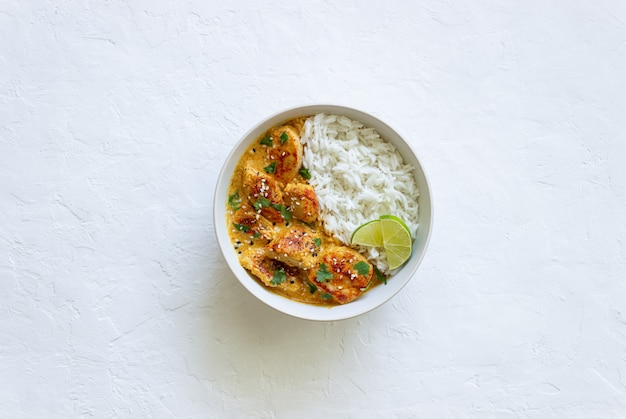 Caril de frango tikka masala com arroz, ervas e pimentão. Comida indiana. Cozinha nacional.