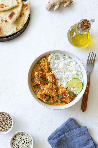 Caril de frango tikka masala com arroz, ervas e pimentão. Comida indiana. Cozinha nacional.