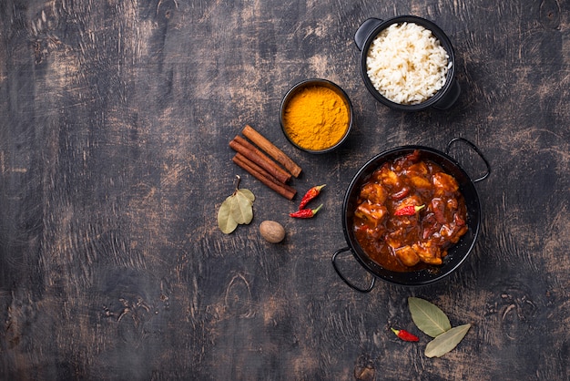 Caril de frango tikka masala com arroz