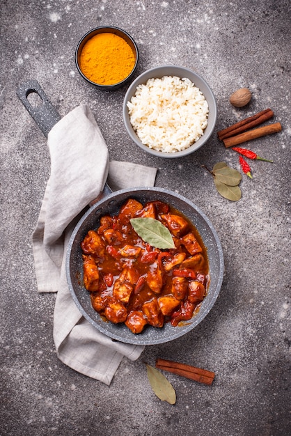 Caril de frango tikka masala com arroz