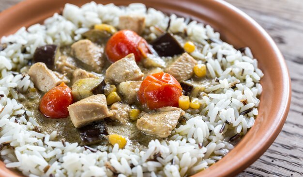 Foto caril de frango verde tailandês com mistura de arroz branco e selvagem