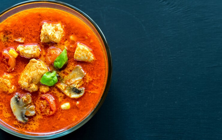 Foto caril de frango vermelho tailandês