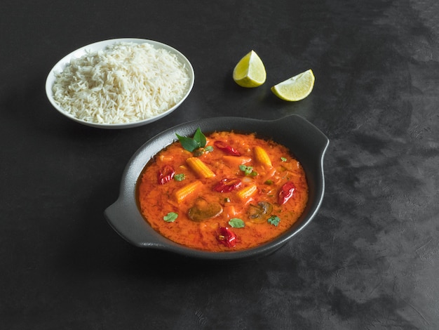 Caril de goa de legumes misturados com arroz basmati, comida indiana