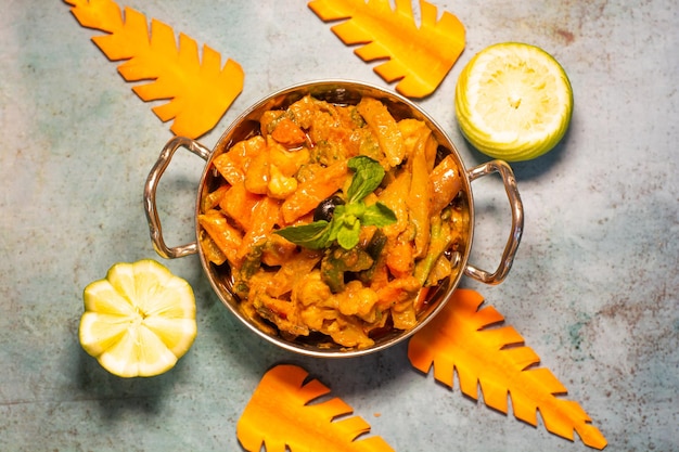 Caril de legumes misto servido em uma vista superior karahi de comida indiana