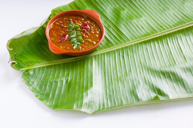 Caril kadala ou caril chana masala ou caril de grão-de-bico arranjado numa louça de terracota