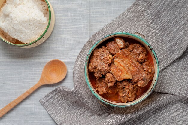 Foto caril vermelho com carne de porco no portador de alimentos, comida tailandesa do norte.