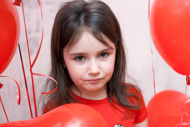 carinha triste menina triste fechar entre balões vermelhos em forma de coração