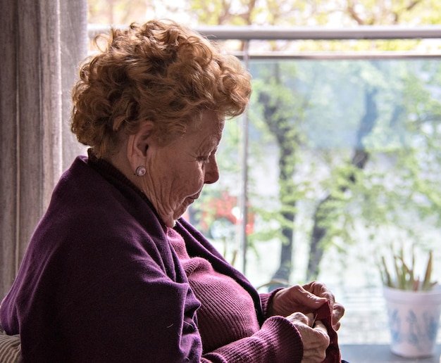 Cariño y ternura de una nieta a su abuela. Rasgos de envejecimiento en las manos.